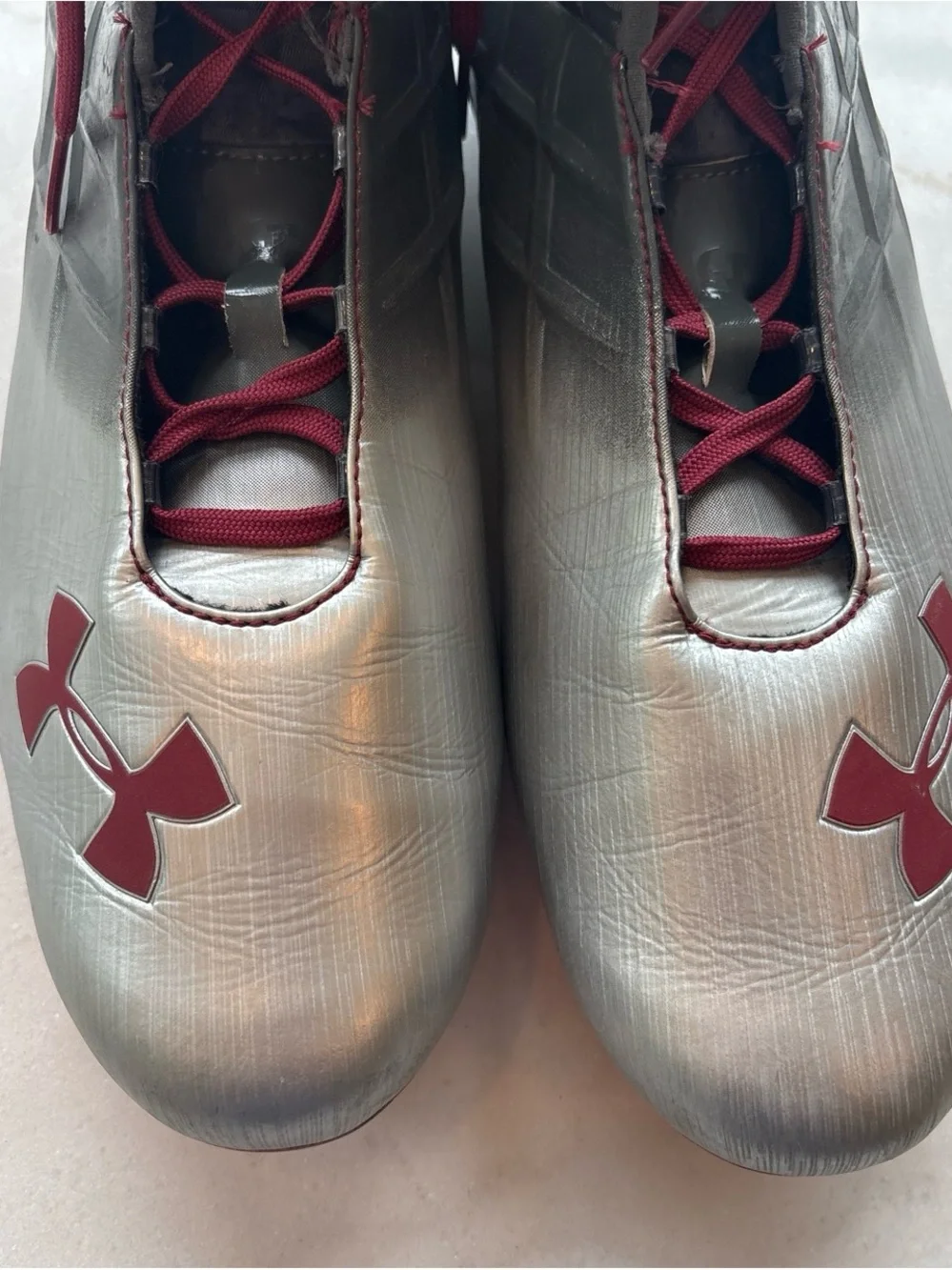 Under Armour Men’s Silver Athletic Cleats with Burgundy Accents